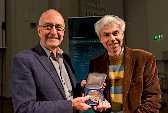 Prof. Dr. Douglas R. Hofstadter (Preisträger 2017) mit Prof. Helmut Grubmüller (MPIBpC)