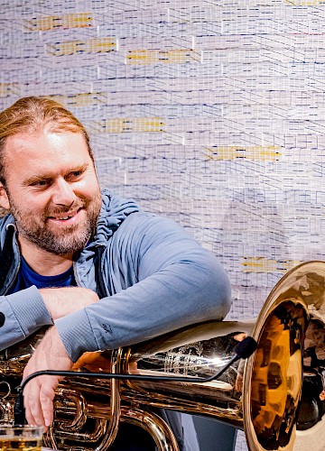 Andreas Martin Hofmeir präsentiert "Die Tuba"
