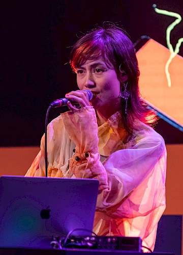 Musikerin Kuoko eröffnet den Abend