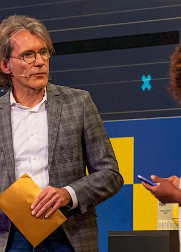 Joachim Kreuzburg wird gleich den LifeScienceXplained-Preis verleihen