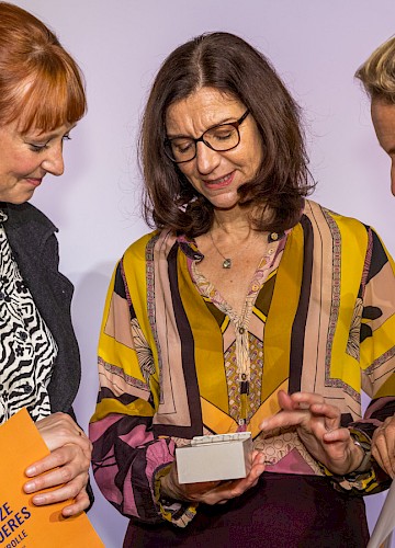 Die Jury-Präsidentin Katja Marx (Mitte) mit den Gewinnerinnen Annika Joeres und Susanne Götze