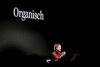 Giulia Enders am 01.11. in der Sheddachhalle ©Dietrich Kühne