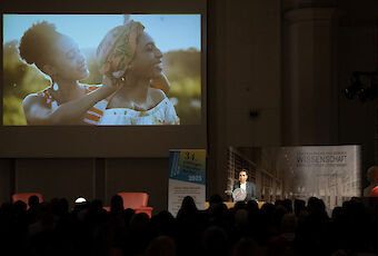 Johanna M. Lukate am 26.10. in der Paulinerkirche ©Swen Pfoertner