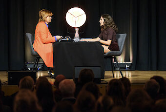 Christine Westermann und Mona Ameziane in der Stadthalle Northeim ©Dietrich Kühne